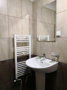 科普里夫什迪察Yurukovata kashta的浴室设有白色水槽和镜子