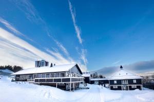 纳尔维克Narvik Budget Rooms的一座大建筑,地面上积雪