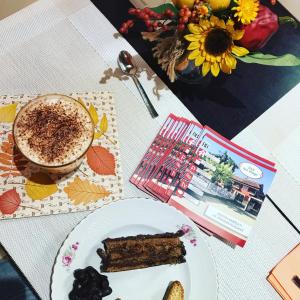 基耶蒂B&B Red Village的一张桌子,上面放着一盘蛋糕和一杯咖啡