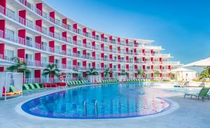 蒙特哥贝Grand Decameron Cornwall Beach, A Trademark All-Inclusive Resort的大楼前设有游泳池的酒店
