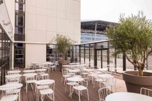 KOPSTER Hotel Lyon Groupama Stadium餐厅或其他用餐的地方