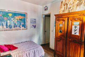 得土安Tetouan house的卧室配有一张床,墙上挂有绘画作品