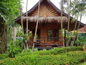 琅勃拉邦通湾旅馆的茅草屋顶度假小屋