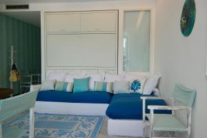 韦内雷港Vongola的带沙发和窗户的客厅