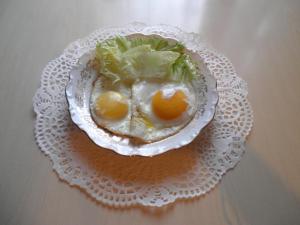阿姆博斯Chambres d'hôtes Les Nefliers的桌上的盘子,上面有两个鸡蛋和西兰花
