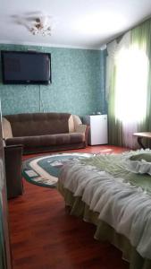 SvitlovodsʼkHotel Tropicana的带沙发和平面电视的客厅