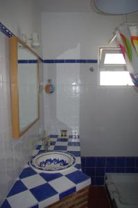 IznateCasa Feliz的浴室铺有蓝色和白色的瓷砖地板。