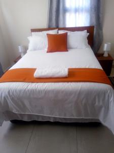 Eros Guest Inn客房内的一张或多张床位