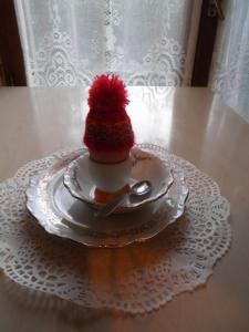 阿姆博斯Chambres d'hôtes Les Nefliers的桌上的盘子上戴红帽的杯子