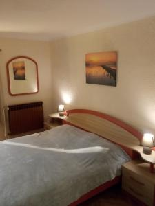 ZollGostilna Tratnik的一间卧室配有一张带两盏灯和一座桥梁的床。