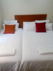 Eros Guest Inn客房内的一张或多张床位