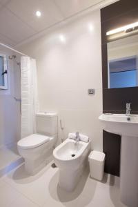 贝尼多姆森博宫公寓式酒店的白色的浴室设有卫生间和水槽。