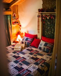 贝拉茨尔克瓦Ladybird Lodge的一间卧室配有床,床上装有被子