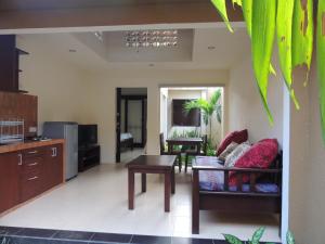 沙努尔巴厘巴厘岛普拉斯奇塔酒店的客厅配有沙发和桌子