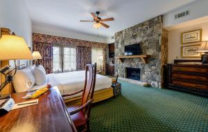 比福德拉尼尔群岛传统度假酒店的酒店客房配有一张床和一个壁炉。