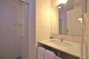 奥林达波萨达圣弗朗西斯科酒店的一间带水槽和镜子的浴室