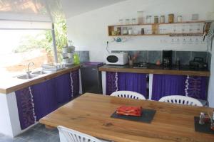océan studio的厨房或小厨房