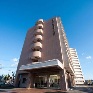 大村市Omura Station Hotel的旁边带阳台的建筑