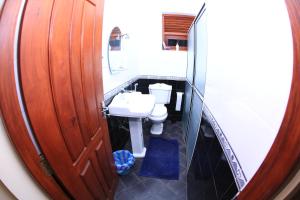 高尔萨利堡旅馆的一间带卫生间和水槽的浴室