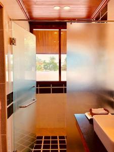 琅勃拉邦河畔快乐旅馆的带淋浴和盥洗盆的浴室
