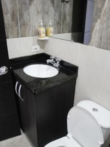 圣罗莎德卡瓦尔Santa Isabel Centro 401的浴室配有白色卫生间和盥洗盆。