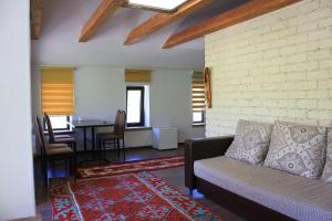 Alamedin卡拉布拉克生态度假酒店的客厅配有沙发和桌子