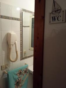 马劳萨Casa Vacanze Marausa Birgi KITE的浴室提供毛巾、水槽和镜子