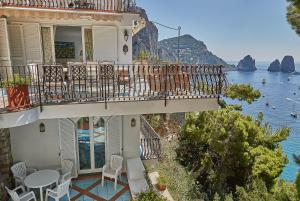 卡普里Residence Leonardo的带阳台的度假屋,享有水景