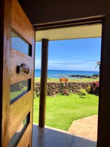 安加罗阿阿纳外拉帕努伊度假屋的通往海景客房的门