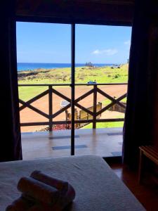 安加罗阿阿纳外拉帕努伊度假屋的卧室设有窗户,享有海滩美景