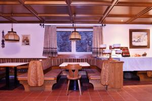 特伦托特伦缇丝公寓酒店的一间带沙发、桌子和桌子的餐厅