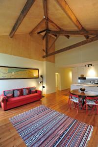 波尔图FLH Oporto Captain House的客厅配有红色的沙发和桌子