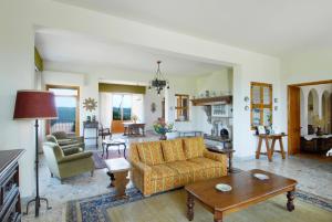 因普鲁内塔"Alle Montanine" Villa Poggio的客厅配有沙发和桌子