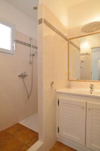 维琪奥港圣朱利亚乡村度假屋酒店的带淋浴、盥洗盆和镜子的浴室