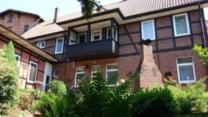 EldingenWassermühle Eldingen的一栋砖屋,上面设有阳台