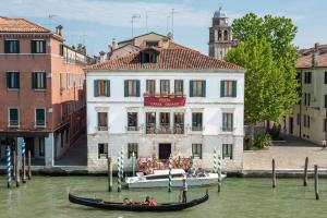 威尼斯大运河酒店的建筑物前水中的空中缆车