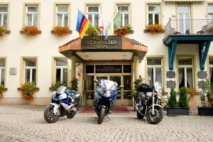 耶拿施瓦泽酒吧餐厅的三辆摩托车停在酒店门前
