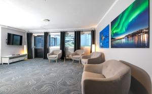 纳尔维克Thon Partner Hotel Narvik的酒店客房带椅子、电视和候机室