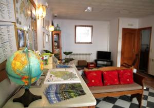 普奇塞达Hostal Fonda Prat的一间设有桌子、球盘和沙发的房间