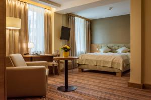 格拉茨莱拉本酒店的配有一张床和一张书桌的酒店客房
