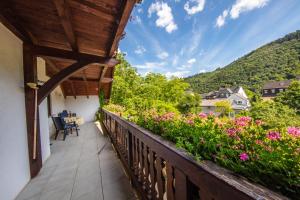 埃伦茨-波尔特斯多夫Ferienhaus "Anne" und Weingut Willi Fett的阳台享有鲜花和山脉的美景。