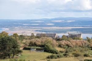 RosemarkieDolphin View Hillockhead的水景山丘度假屋