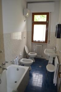 Vaglia帕德里诺酒店的浴室设有2个卫生间、浴缸和水槽。