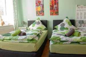 科斯费尔德FeWo Casa Mallorca的卧室内两张并排的床