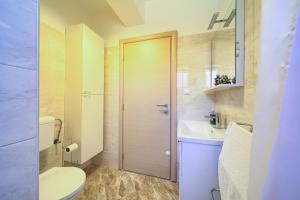 皮内兹齐Stela的一间带卫生间和水槽的浴室