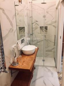 巴勒莫CLUVERIO11 LUXURY APARTMENT的一间带水槽和淋浴的浴室