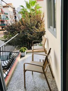 伊维萨镇皮提乌撒旅馆的阳台配有2把椅子和1张桌子