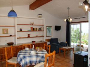 埃尔帕索Casitas Vista Valle Alto的客厅配有桌子和沙发