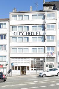伍珀塔尔City Hotel Wuppertal的城市酒店前面设有停车场