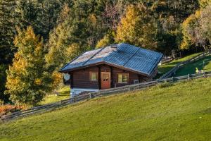 布肯Ropferhof的山上有太阳能屋顶的房子